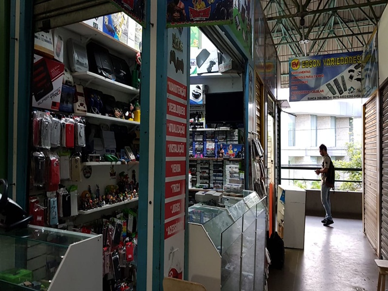 Enquanto um box, que consome energia de apenas duas lâmpadas pagam em média R$ 40, outros equipados com câmaras frias ligadas diuturnamente, pagam R$ 100 reais em média enquanto o consumo médio mensal seria de R$ 3 mil, conforme suposto técnico 'da Coelba' - Foto CFF